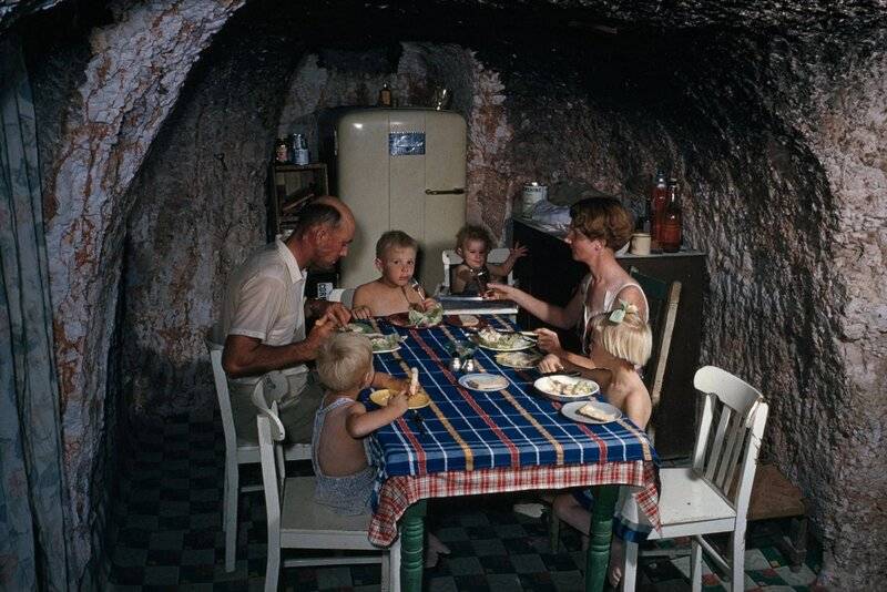 10-people-living-caves-vintage.jpg