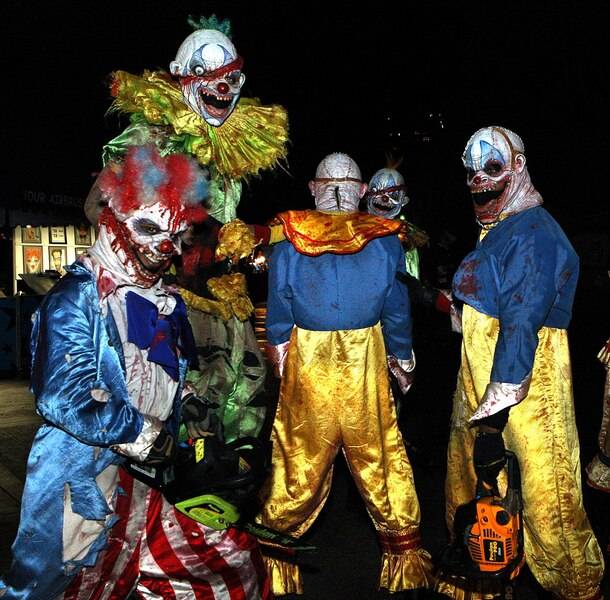 1200px-Scary_Clowns_at_PDC2008_Party_at_Universal_Studios_%28cropped%29.jpg