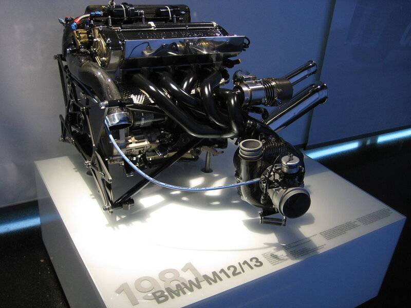1280px-BMW_F1_Engine_M12_M13.jpg