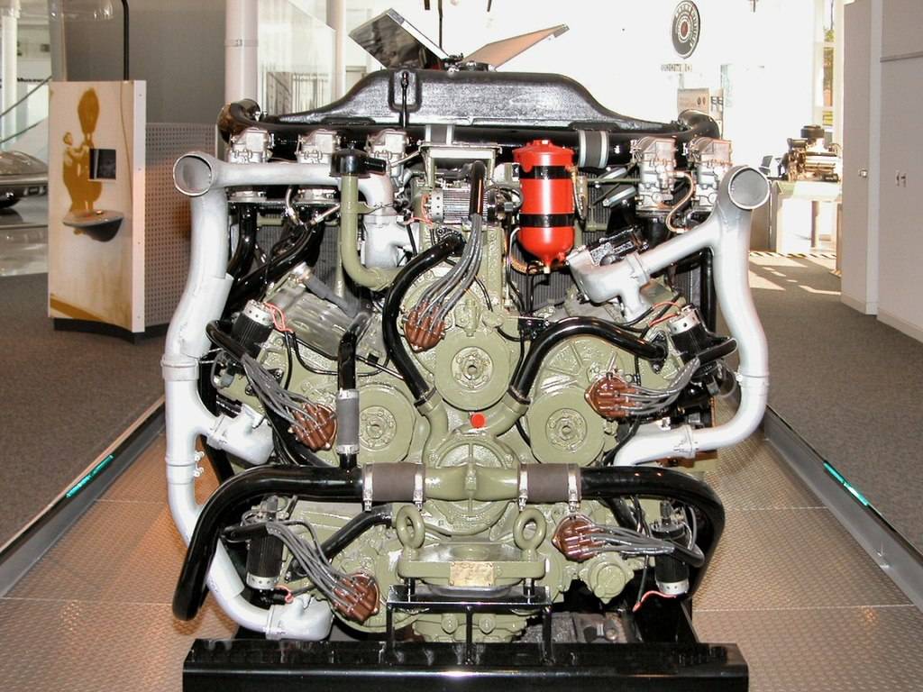1943-Chrysler-WWII-Tank-Engine-Made-From-Five-Six-Cylinder-Engines-fv-_WPC-Museum_-N.jpg