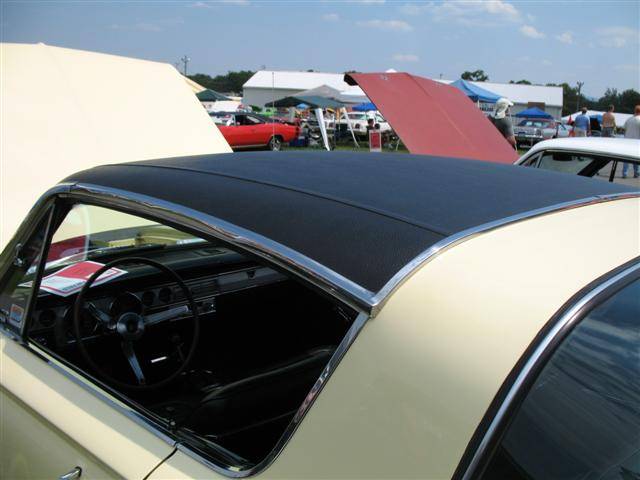 1966 Barracuda vinyltop close-up.jpg