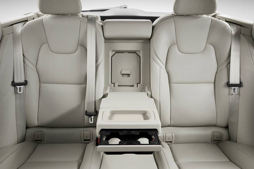 2017-Volvo-V90-rear-seat-02.jpg