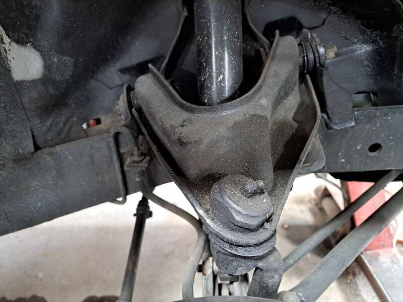 64 BARRACUDA DAMAGE UPPER CONTROL ARM.jpg