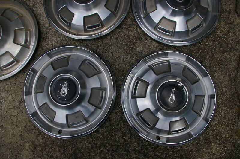 68 baracuda hubcaps x 5-2.JPG