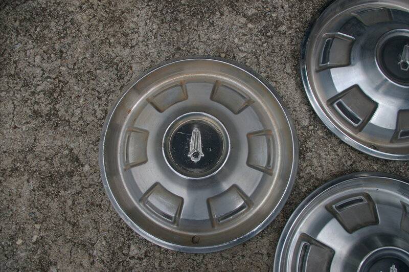 68 baracuda hubcaps x 5-4.JPG