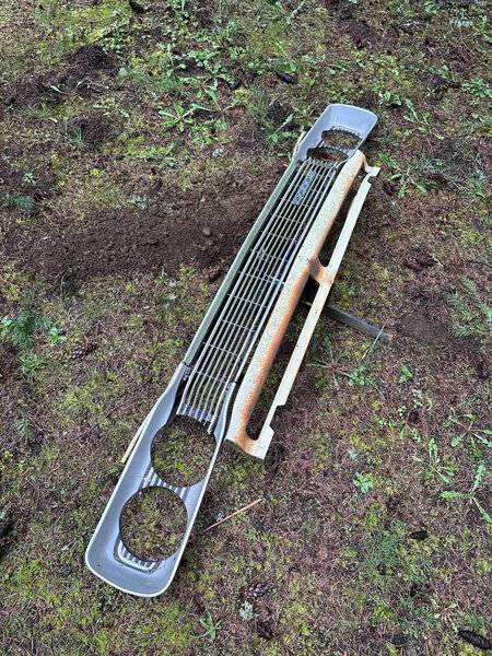 69 Coronet grille and upper and lower support.jpg