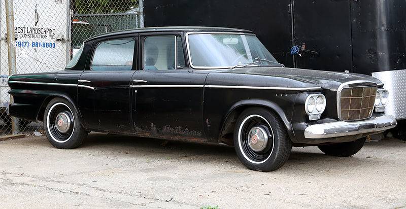 800px-1962_Studebaker_Lark_four-door_sedan_in_black.jpg