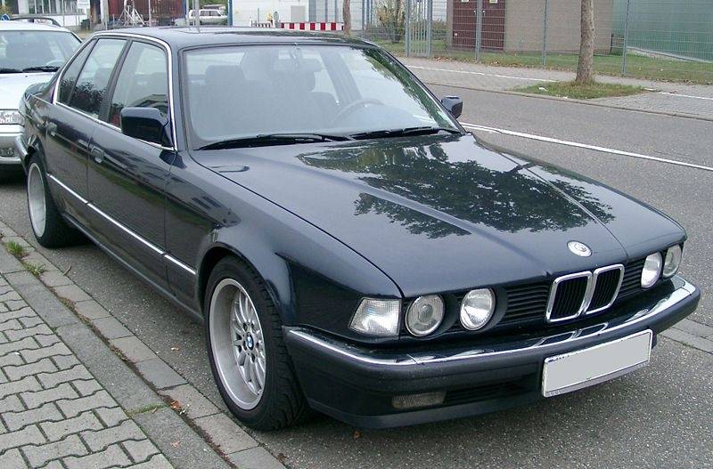 800px-BMW_E32_front_20070928.jpg