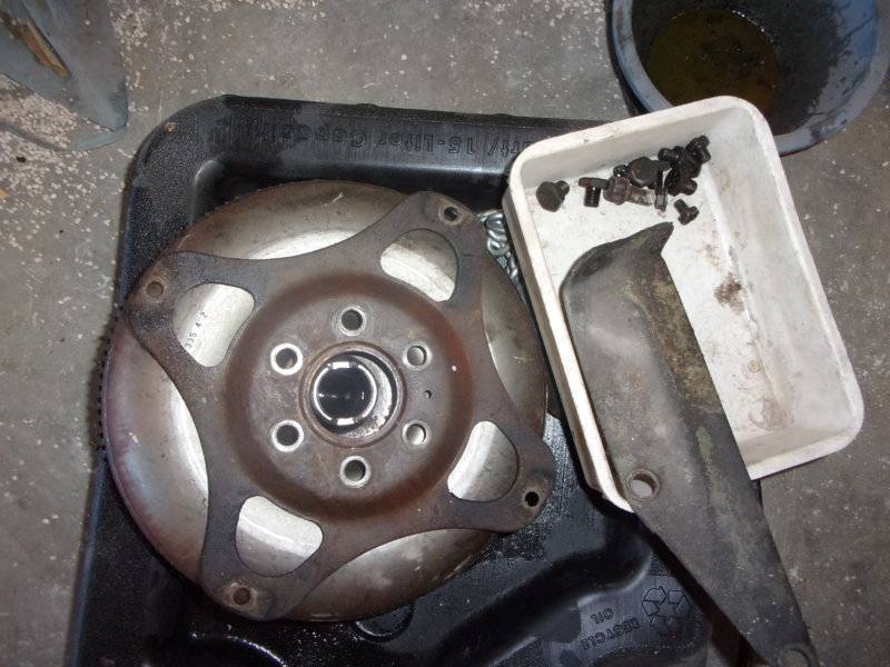 904 Transmission with parts and Ps side A pillar 014.JPG