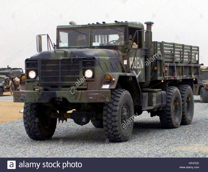 a-us-marine-corps-usmc-m923-6x6-5-ton-cargo-truck-heads-a-convoy-departing-HF47DC.jpg