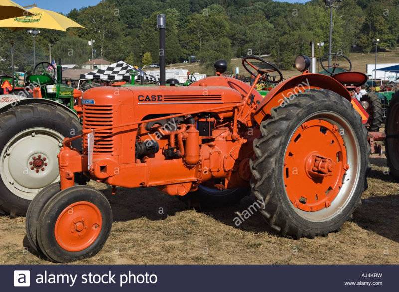 antique-1941-case-tractor-on-display-at-heritage-festival-lanesville-AJ4KBW.jpg