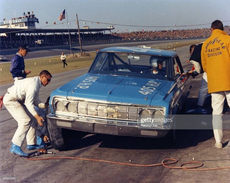 ard-petty-pits-his-car-during-the-daytona-500-on-february-23-1964-picture-id95920362?s=2048x2048.jpg