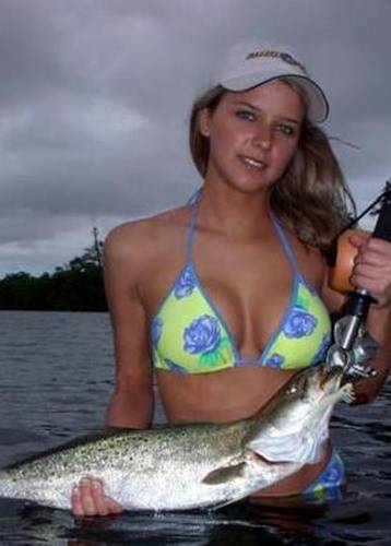Bikini-fishingmodelsandcatch-infront-ofacamera-photo01.jpg