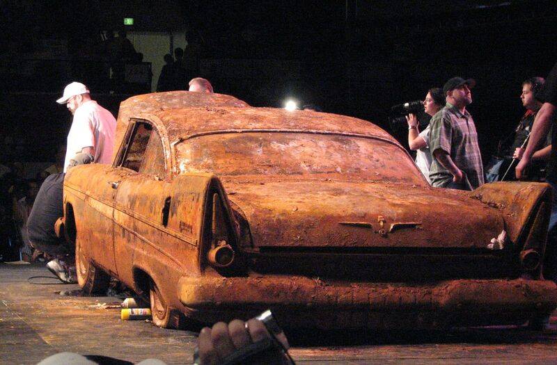 car-buried-for-50-years-in-front-of-a-courthouse_8.jpg