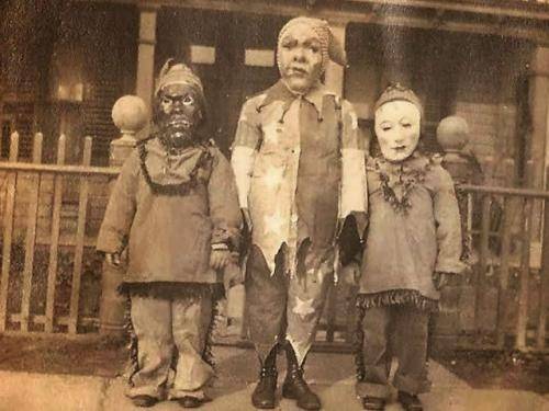 creepy-vintage-halloween-costumes-2-jpg.jpg