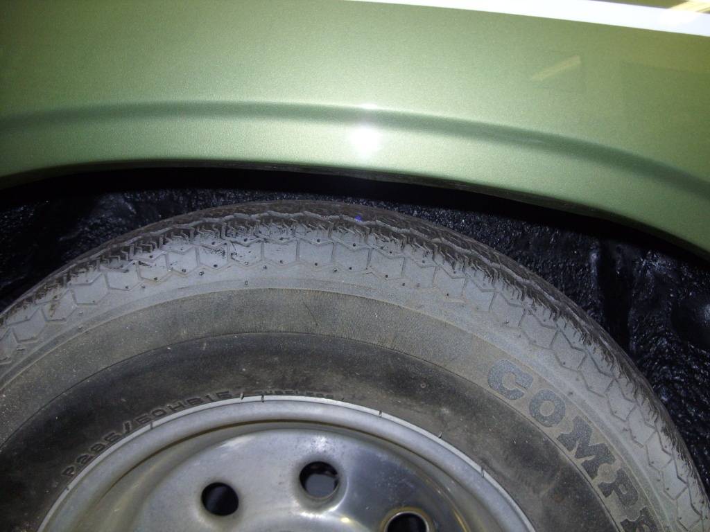 Cuda tire clearence 002.JPG