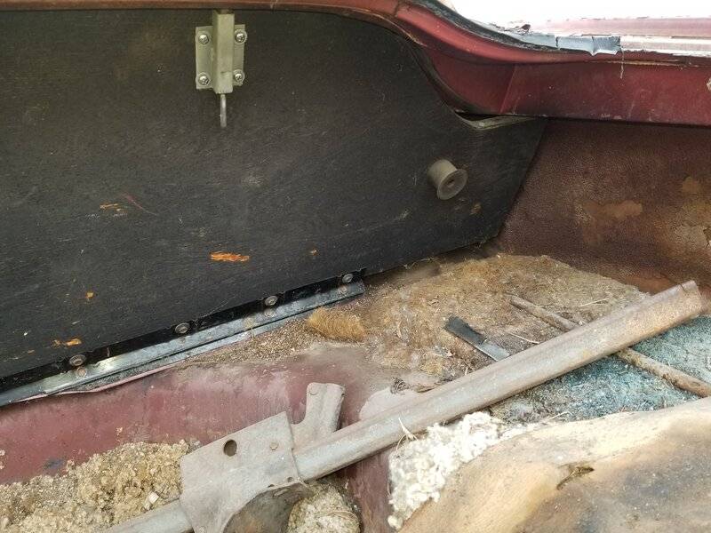 Cuda65 trunk div.jpg