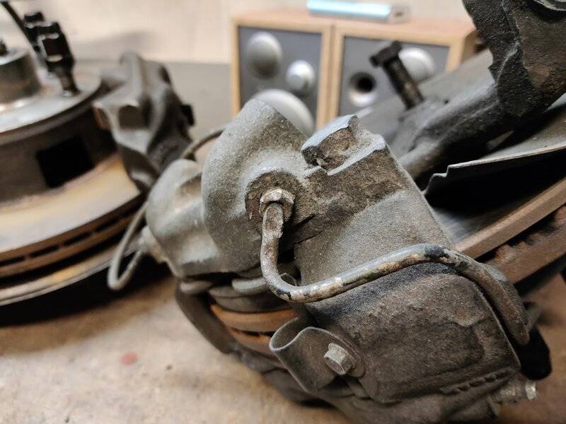 Dodge dart brake calipers.jpg