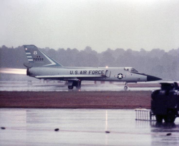 F-106A_101st_FIS_taking_off_on_rainy_day.jpg