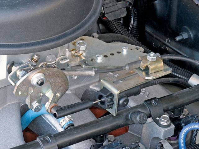 hrdp_0706_08_z-hemi_swap-mechanical_kickdown_linkage.jpg