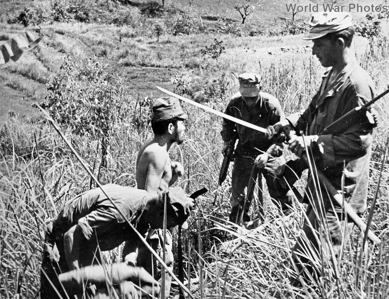 Japanese_Officer_surrenders_sword_to_US_Forces_Ipo_Dam_Luzon.jpg