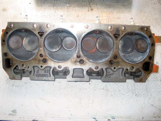 mopp_060800_hed_11_z+performance_mopar_cylinder_heads+452_open_style_combustion_chambers.jpg