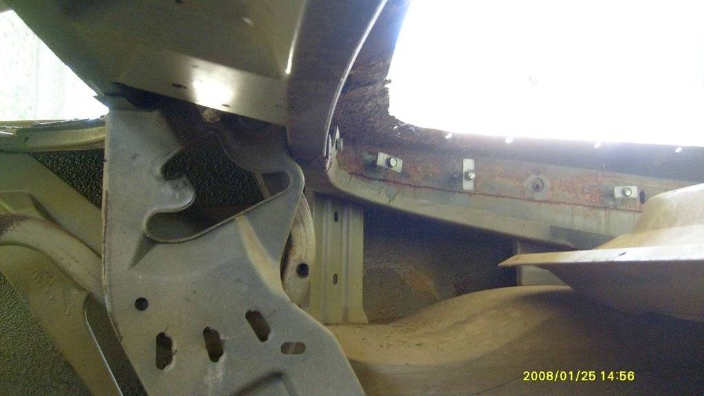 trunk hinge and spring bracket 01.JPG