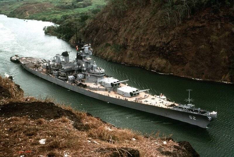 USS New Jersey in Panama Canal 1984.jpeg