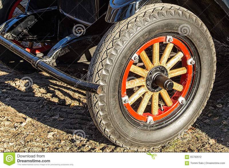 wheel-old-car-close-up-vintage-wooden-spokes-red-rim-65792612.jpg