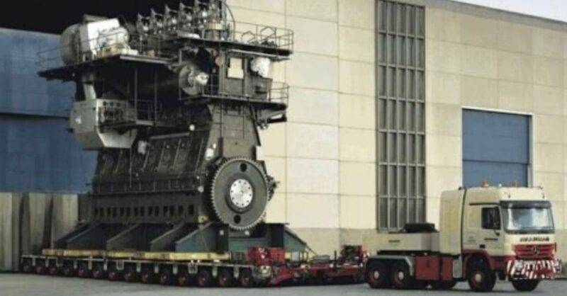 worlds-biggest-diesel-engine-e1571242969689.jpg