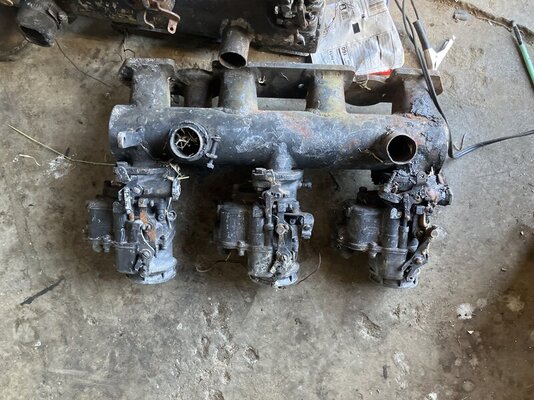 Need help I do you the intake manifolds I think they came off of a hemi