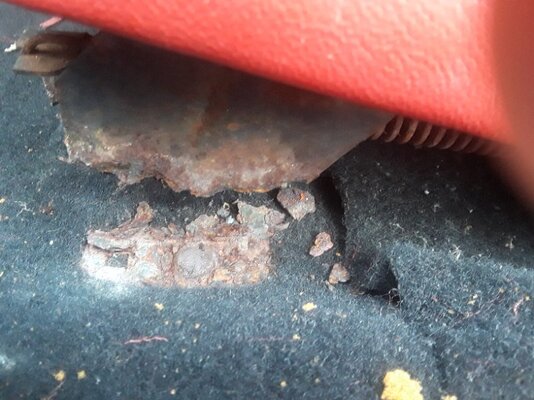 SEAT DRIVERS FRONT BOLT 1.jpg